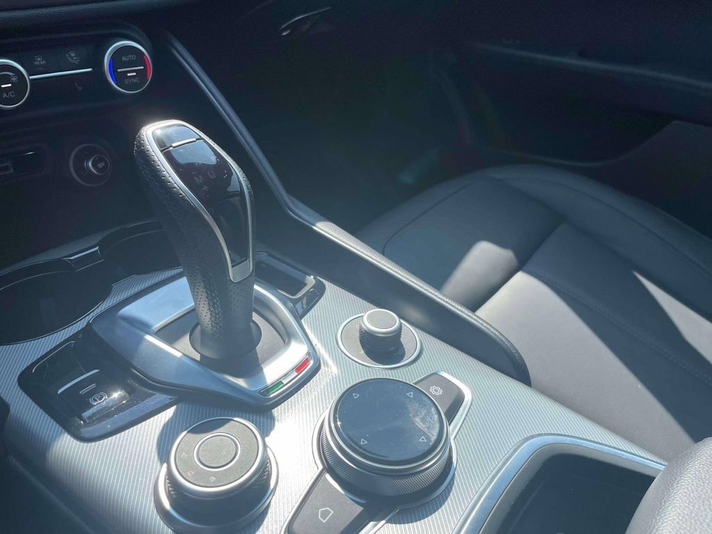 Used 2025 Alfa Romeo Giulia AWD image 30