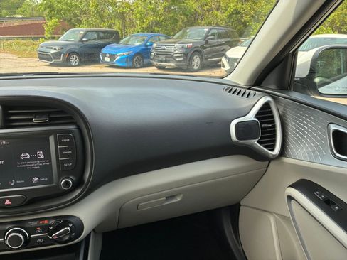Used 2025 Kia Soul LX w/ LX Technology Package FWD image 32