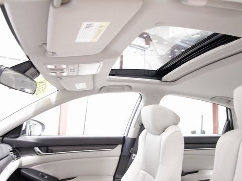 Used 2018 Honda Accord EX image 32