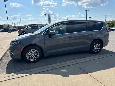 Used 2023 Chrysler Pacifica Touring-L FWD image 3
