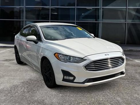 Used 2019 Ford Fusion SE w/ Equipment Group 151A FWD image 2