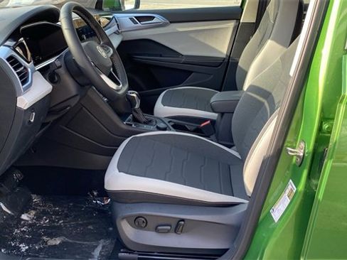 New 2026 Volkswagen Taos SE image 12