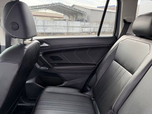 Used 2024 Volkswagen Tiguan SE image 17