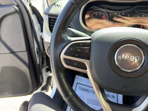 Used 2017 Jeep Cherokee Latitude w/ Comfort/Convenience Group AWD/4WD image 37