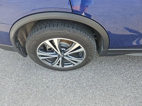 Used 2019 Nissan Rogue SV w/ Premium Package image 11