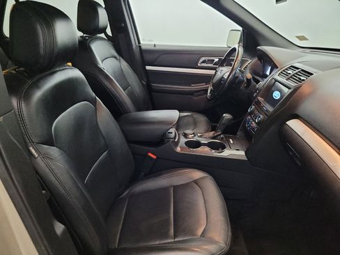 Used 2017 Ford Explorer XLT w/ Equipment Group 202A AWD/4WD image 21