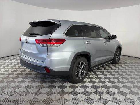 Used 2017 Toyota Highlander LE FWD image 7