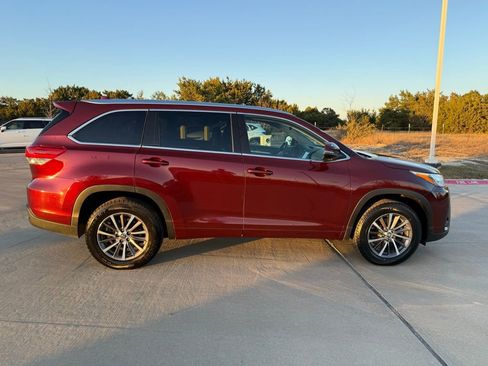 Used 2017 Toyota Highlander XLE image 4