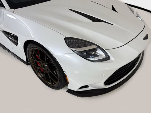 Used 2025 Aston Martin Vanquish RWD image 30