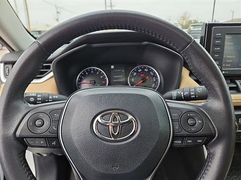 Used 2022 Toyota RAV4 XLE Premium image 16