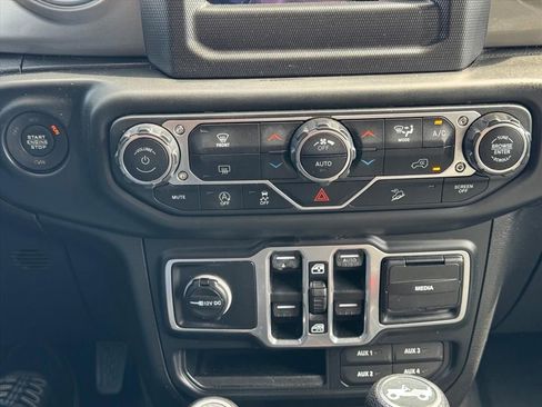 Used 2018 Jeep Wrangler Unlimited Sahara AWD/4WD image 21