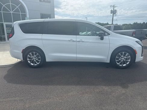 New 2027 Chrysler Pacifica Select AWD/4WD image 9
