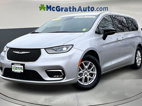 Used 2024 Chrysler Pacifica Touring-L image 3