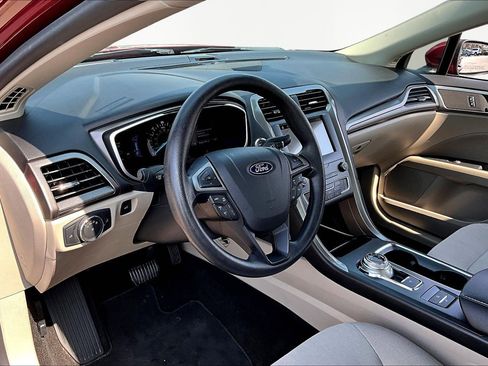 Used 2019 Ford Fusion SE image 18