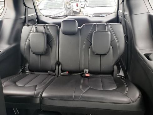 Used 2025 Chrysler Pacifica Select FWD image 13