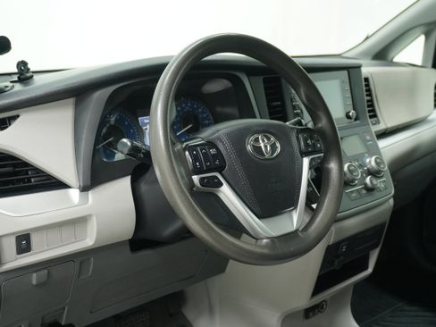 Used 2020 Toyota Sienna L image 9