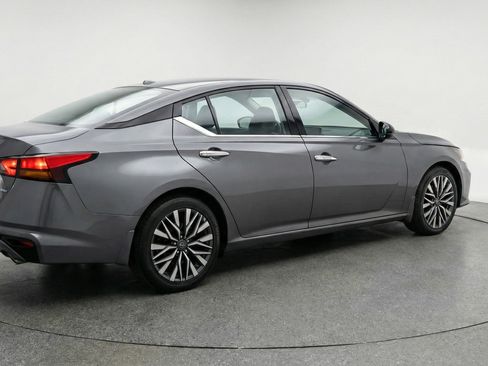 Used 2025 Nissan Altima 2.5 SV image 9