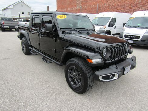 Used 2024 Jeep Gladiator Sport AWD/4WD image 1