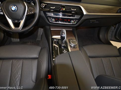 Used 2022 BMW 530e w/ Premium Package image 18