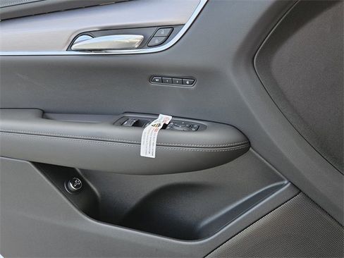 New 2025 Cadillac XT6 Luxury image 32