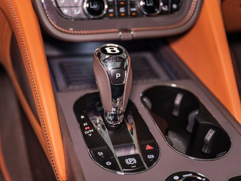 Used 2025 Bentley Bentayga image 50