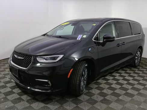 Used 2023 Chrysler Pacifica Touring-L FWD image 5