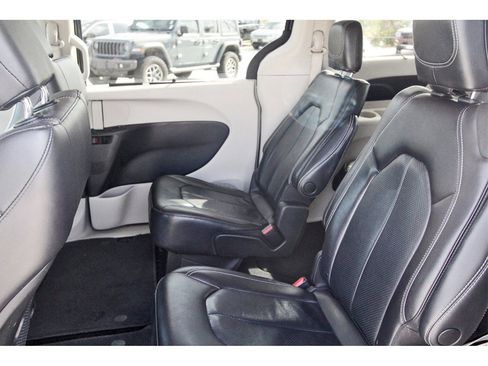 Used 2022 Chrysler Pacifica Touring-L image 32