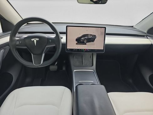 Used 2024 Tesla Model Y Long Range RWD image 18