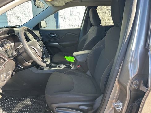 Used 2019 Jeep Cherokee Latitude w/ Cold Weather Group image 10