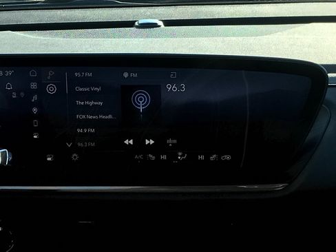 Certified 2025 Buick Envision Avenir image 6