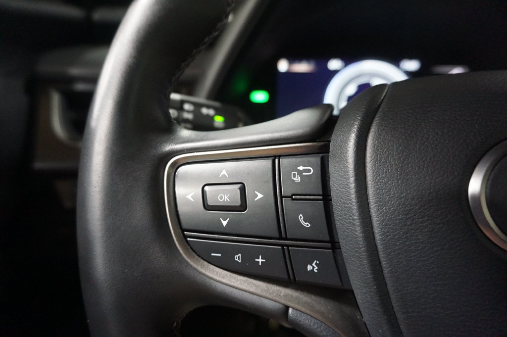Used 2021 Lexus UX 250h w/ Accessory Package (Z2) AWD/4WD image 8