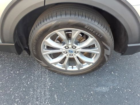 Used 2022 Ford Explorer Limited w/ Equipment Group 301A image 8