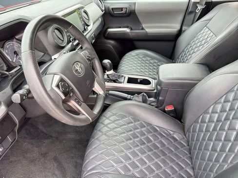 Used 2022 Toyota Tacoma SR5 w/ Technology Package RWD image 4