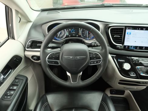 Used 2023 Chrysler Pacifica Touring-L image 10