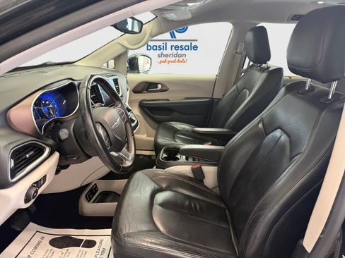 Used 2017 Chrysler Pacifica Touring-L image 7