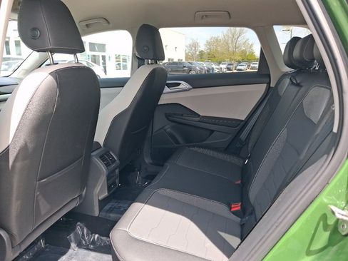 Used 2025 Volkswagen Taos SE image 4