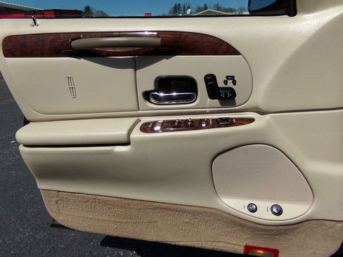 Used 2002 Lincoln Town Car Signature image 50
