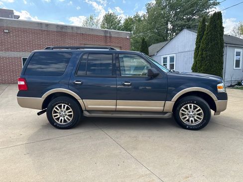 Used 2014 Ford Expedition XLT w/ Equipment Group 202A AWD/4WD image 4