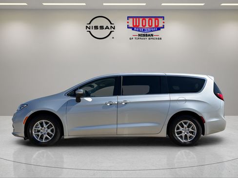 Used 2023 Chrysler Pacifica Touring-L FWD image 5