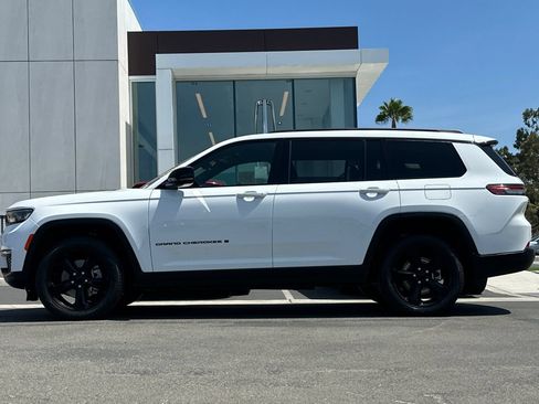 Used 2024 Jeep Grand Cherokee L Limited w/ Black Appearance Package AWD/4WD image 6