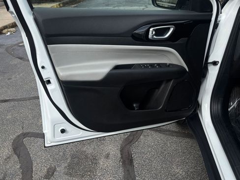 Used 2025 Jeep Compass Limited image 22