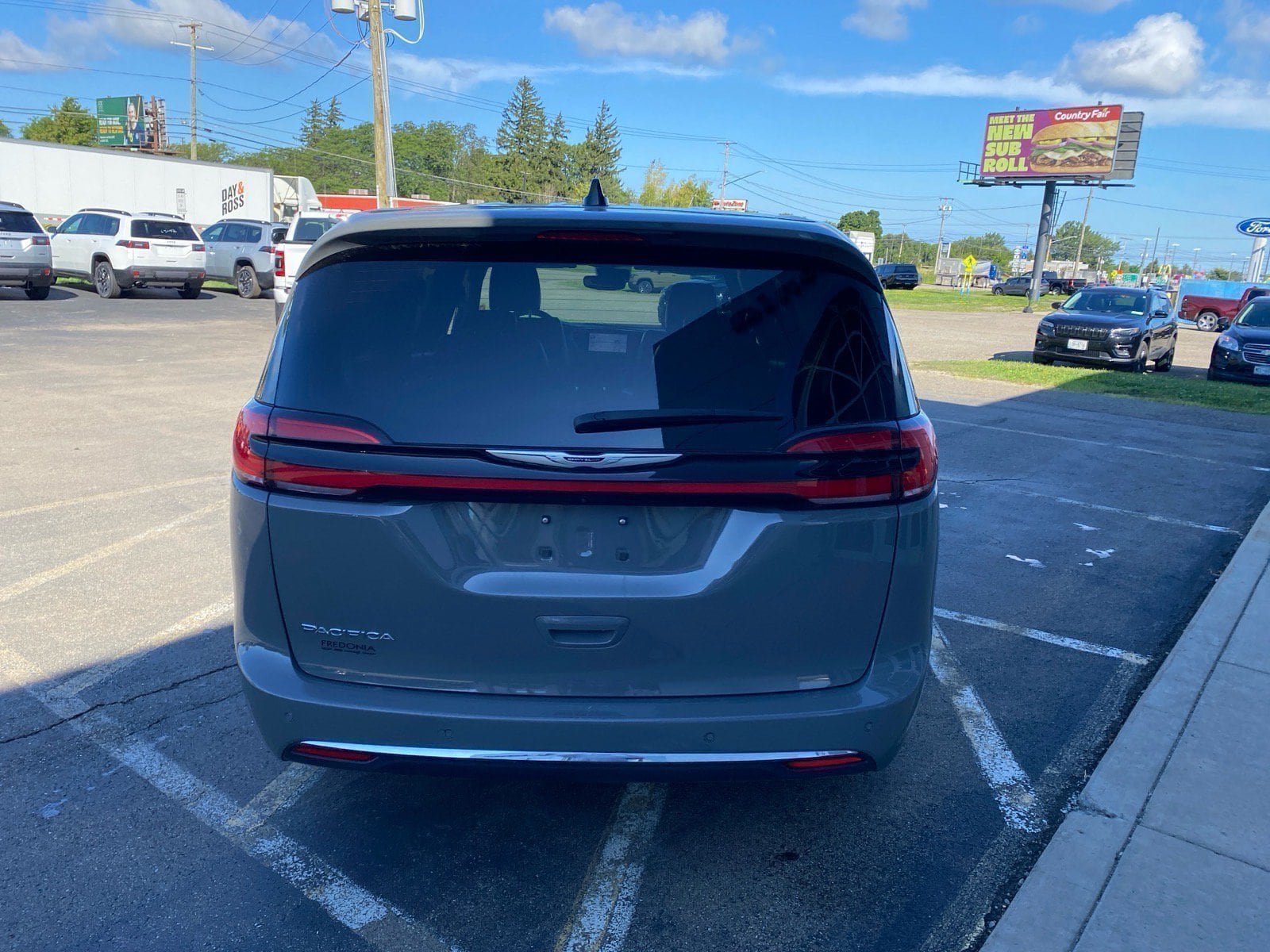 Used 2025 Chrysler Pacifica Select FWD image 4