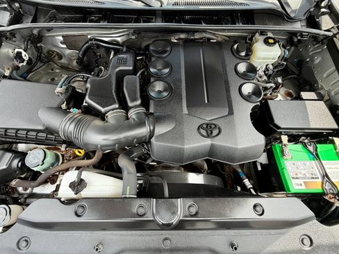 Used 2018 Toyota 4Runner Limited AWD/4WD image 18