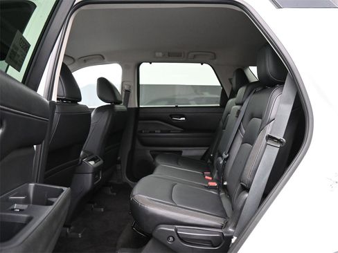 Used 2024 Nissan Pathfinder SL image 18