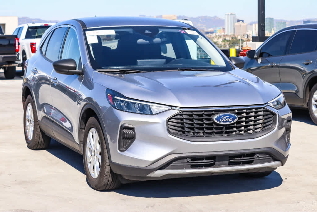Used 2023 Ford Escape Active w/ Tech Pack #1 FWD image 3