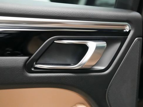 Certified 2022 Porsche Macan AWD/4WD image 15