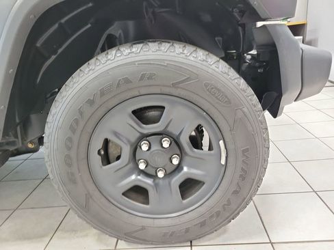 Used 2019 Jeep Wrangler Sport image 40