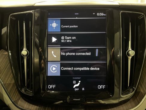 Used 2021 Volvo XC60 T5 Momentum w/ Premium Package image 24