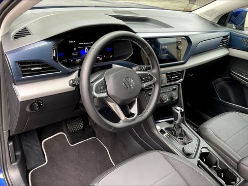 Certified 2022 Volkswagen Taos SE w/ Driver Assistance Package image 11