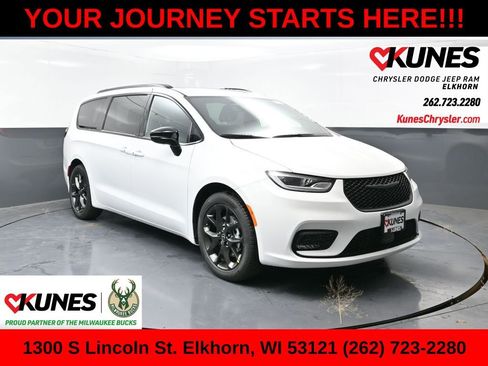 New 2026 Chrysler Pacifica Limited w/ S Appearance Package image 1